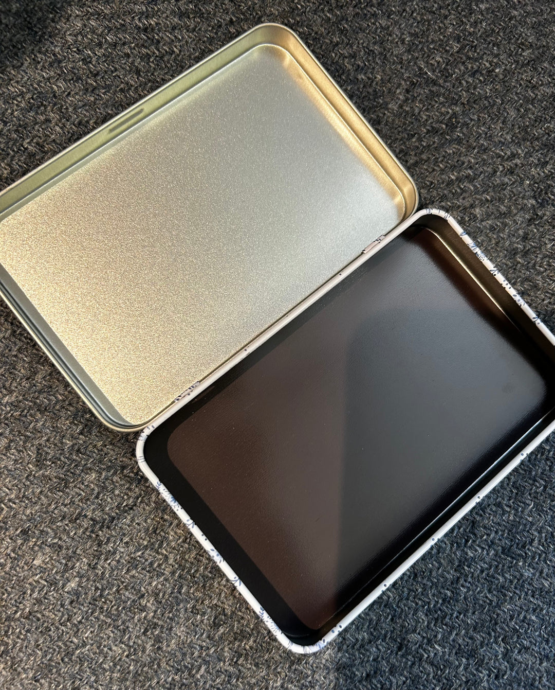 TIN BOX WITH MAGNET - BLUE STRIPE