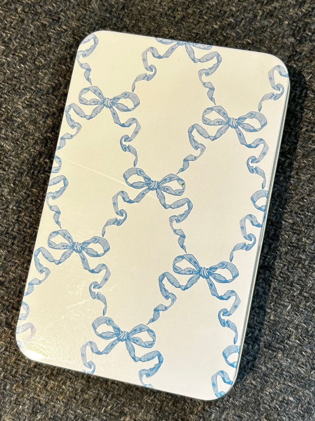 TIN BOX WITH MAGNET - BLUE/WHITE BOW