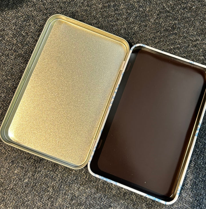TIN BOX WITH MAGNET - BLUE/WHITE BOW