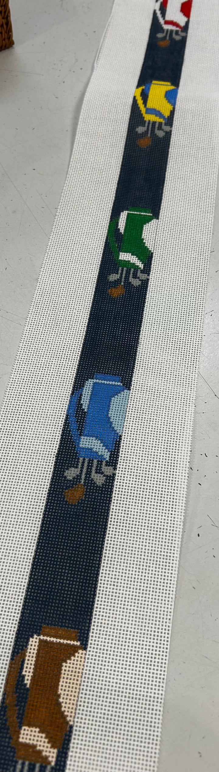 GOLF BAGS ON NAVY BELT